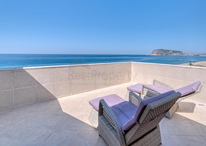 Просторий пентхаус біля моря з видом і комфортом 