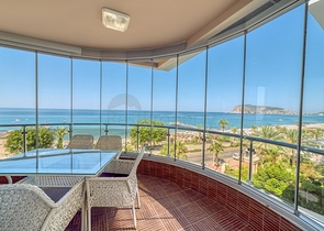 Просторий пентхаус біля моря з видом і комфортом 