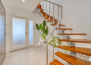 Просторий пентхаус біля моря з видом і комфортом 