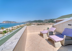 Просторий пентхаус біля моря з видом і комфортом 