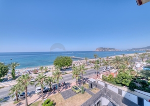 Просторий пентхаус біля моря з видом і комфортом 