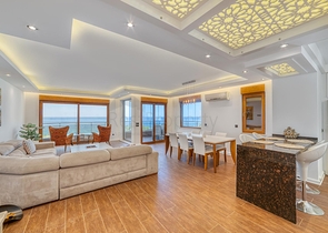 Просторий пентхаус біля моря з видом і комфортом 