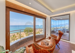 Просторий пентхаус біля моря з видом і комфортом 