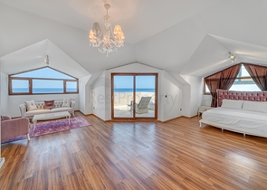 Просторий пентхаус біля моря з видом і комфортом 