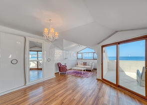 Просторий пентхаус біля моря з видом і комфортом 