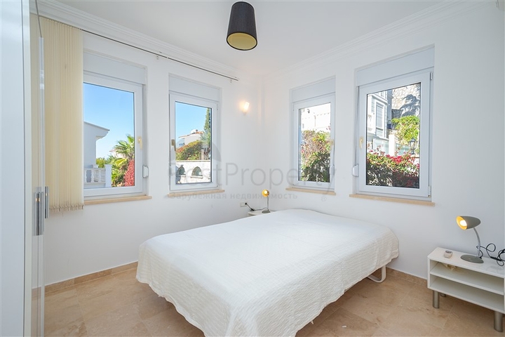 Розкішна вілла з видом на море в престижному районі Коналкі