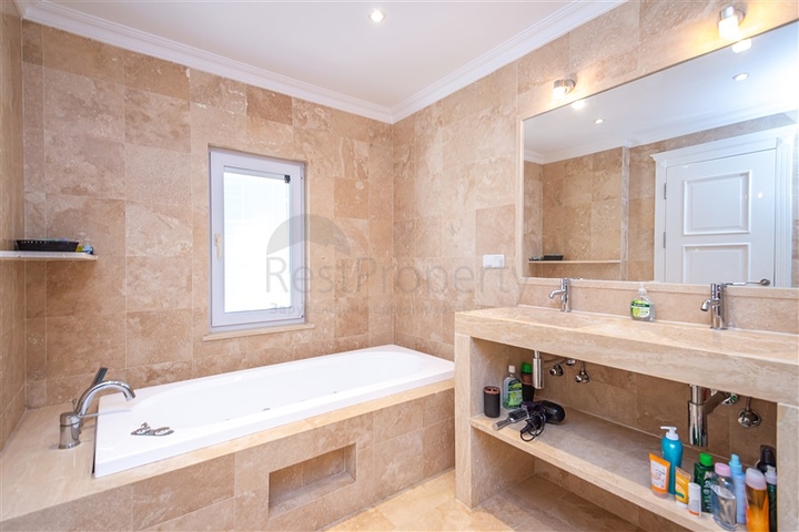 Розкішна вілла з видом на море в престижному районі Коналкі