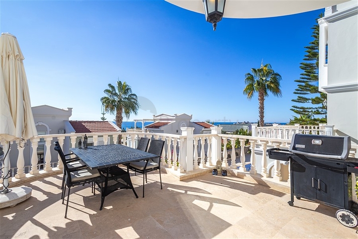 Розкішна вілла з видом на море в престижному районі Коналкі