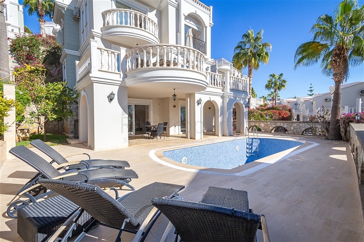 Розкішна вілла з видом на море в престижному районі Коналкі