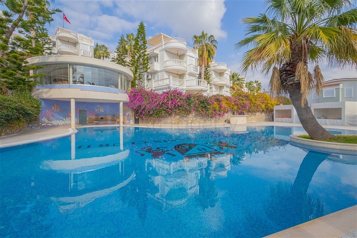 Розкішна вілла з видом на море в престижному районі Коналкі