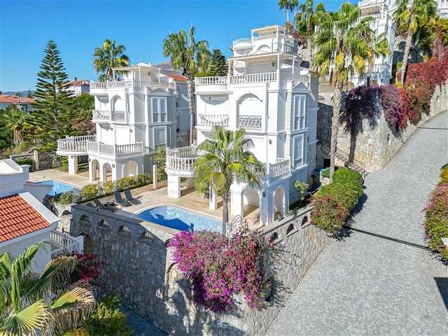 Розкішна вілла з видом на море в престижному районі Коналкі