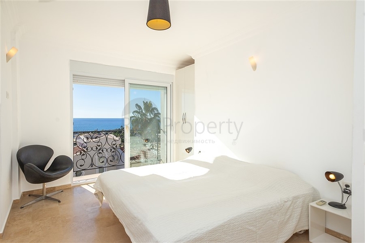 Розкішна вілла з видом на море в престижному районі Коналкі