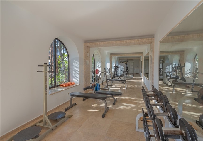 Розкішна вілла з видом на море в престижному районі Коналкі