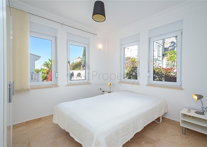 Розкішна вілла з видом на море в престижному районі Коналкі