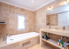 Розкішна вілла з видом на море в престижному районі Коналкі