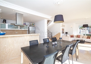 Розкішна вілла з видом на море в престижному районі Коналкі