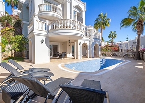 Розкішна вілла з видом на море в престижному районі Коналкі