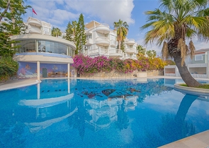 Розкішна вілла з видом на море в престижному районі Коналкі