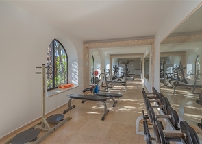 Розкішна вілла з видом на море в престижному районі Коналкі