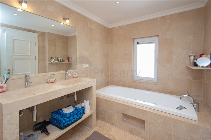 Розкішна вілла з панорамним видом на море в одному з найпрестижніших районів Аланії