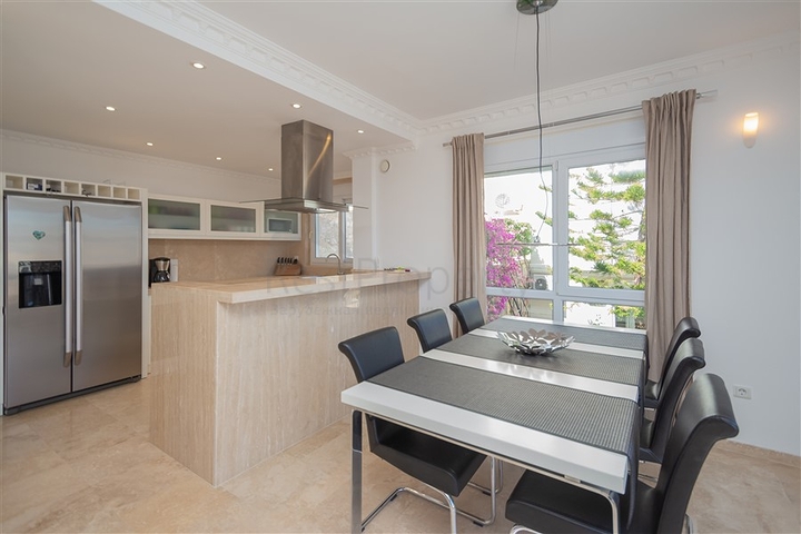 Розкішна вілла з панорамним видом на море в одному з найпрестижніших районів Аланії