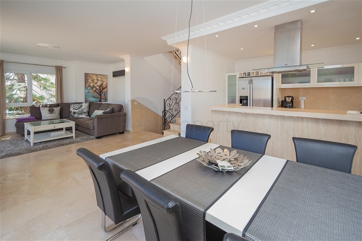 Розкішна вілла з панорамним видом на море в одному з найпрестижніших районів Аланії