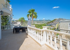 Розкішна вілла з панорамним видом на море в одному з найпрестижніших районів Аланії