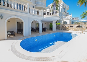 Розкішна вілла з панорамним видом на море в одному з найпрестижніших районів Аланії