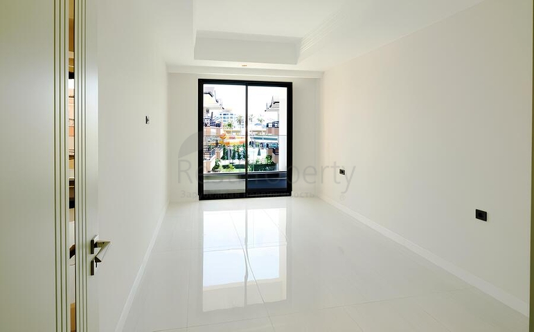 Розкішна квартира в сучасному житловому комплексі біля моря