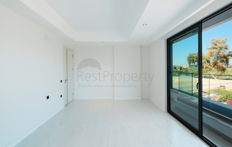 Сучасна квартира біля моря в престижному районі Турклер