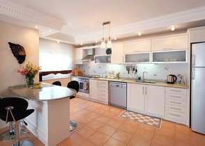 Простора мебльована квартира в престижному районі Оба