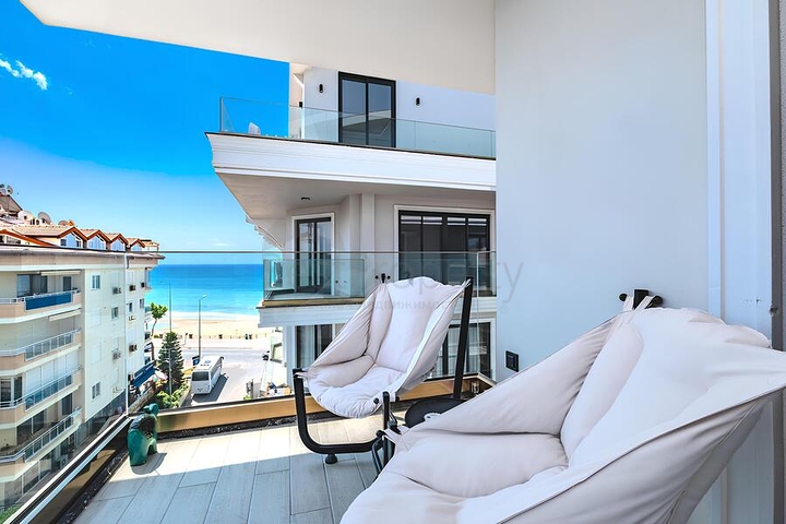 Розкішний пентхаус 4 + 1 з панорамним видом на море в центрі Аланії