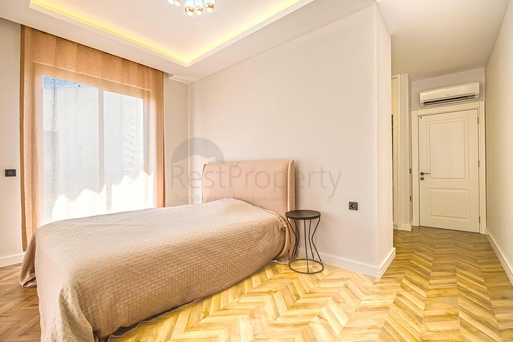 Розкішний пентхаус 4 + 1 з панорамним видом на море в центрі Аланії