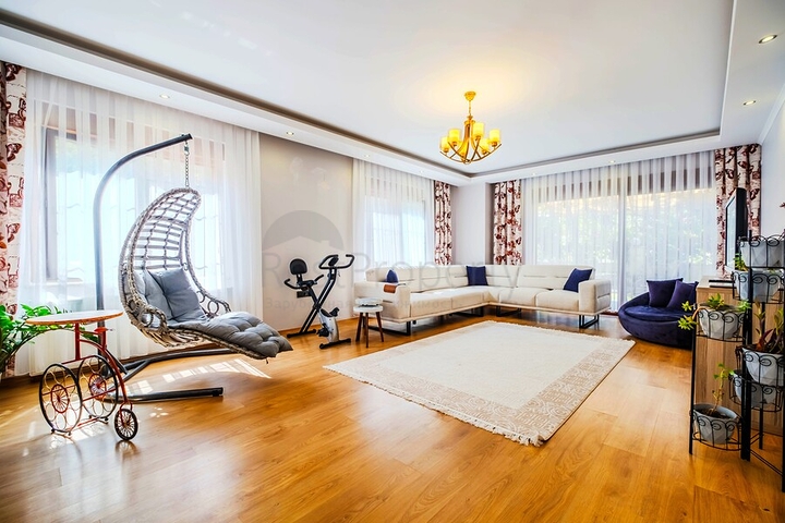 Просторий дуплекс з садом 5+1 в престижному районі Оба