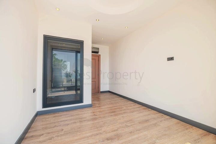 Квартира 2 + 1 з прямою близькістю до моря в районі Оба