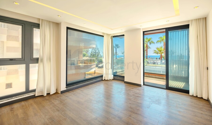 Квартира 2 + 1 з прямою близькістю до моря в районі Оба