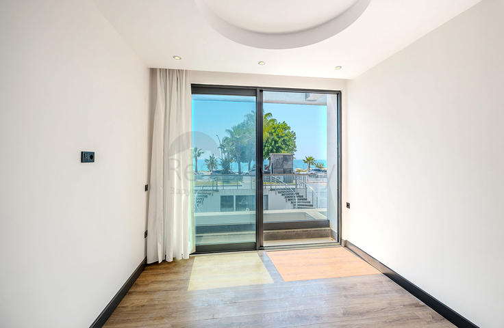 Квартира 2 + 1 з прямою близькістю до моря в районі Оба