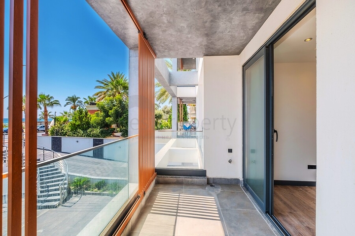 Квартира 2 + 1 з прямою близькістю до моря в районі Оба