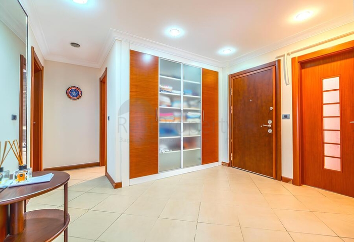 Простора квартира 3 + 1 з окремою кухнею біля моря в центрі Аланії