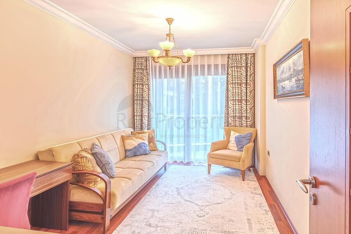 Простора квартира 3 + 1 з окремою кухнею біля моря в центрі Аланії