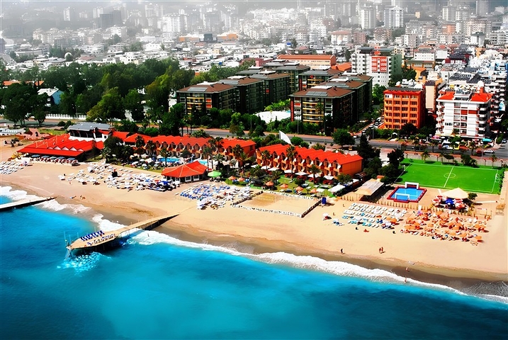 Простора квартира 3 + 1 з окремою кухнею біля моря в центрі Аланії