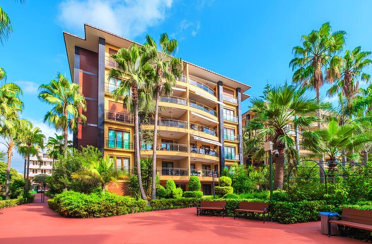 Простора квартира 3 + 1 з окремою кухнею біля моря в центрі Аланії