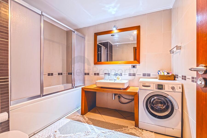 Простора квартира 3 + 1 з окремою кухнею біля моря в центрі Аланії