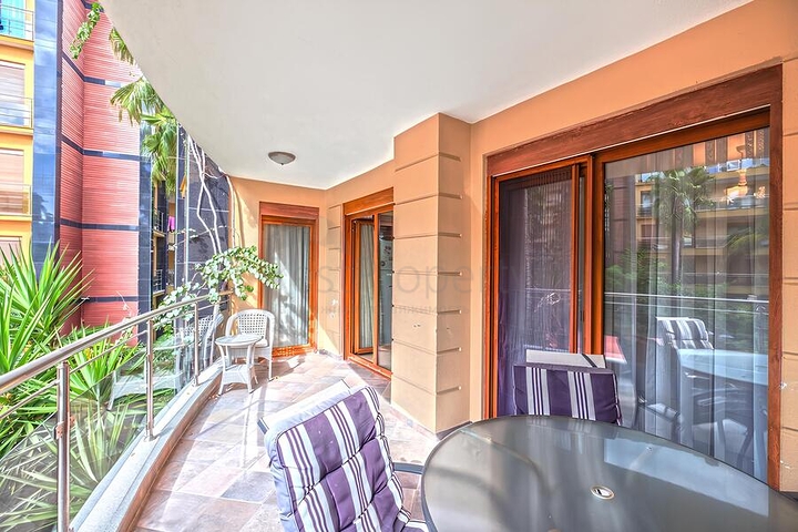 Простора квартира 3 + 1 з окремою кухнею біля моря в центрі Аланії