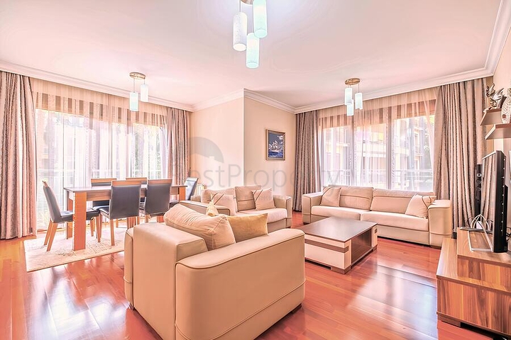 Простора квартира 3 + 1 з окремою кухнею біля моря в центрі Аланії