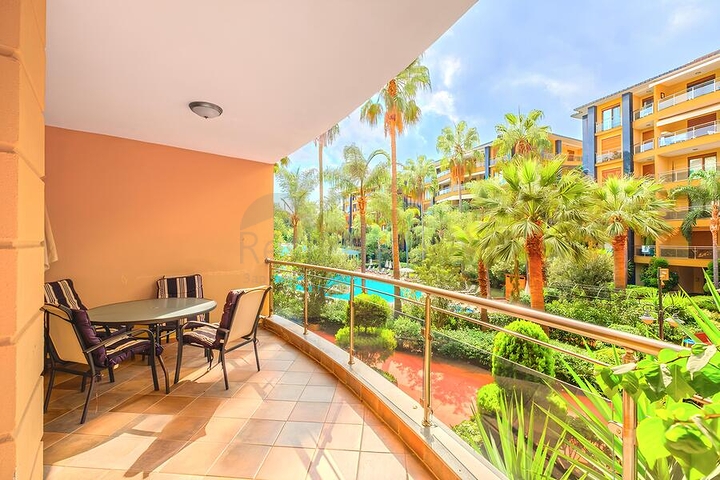 Простора квартира 3 + 1 з окремою кухнею біля моря в центрі Аланії