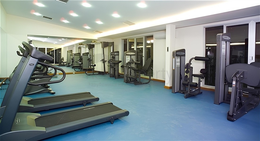 Простора квартира 3 + 1 з окремою кухнею біля моря в центрі Аланії