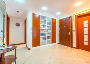 Простора квартира 3 + 1 з окремою кухнею біля моря в центрі Аланії