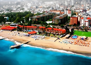 Простора квартира 3 + 1 з окремою кухнею біля моря в центрі Аланії