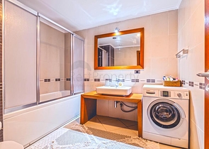 Простора квартира 3 + 1 з окремою кухнею біля моря в центрі Аланії